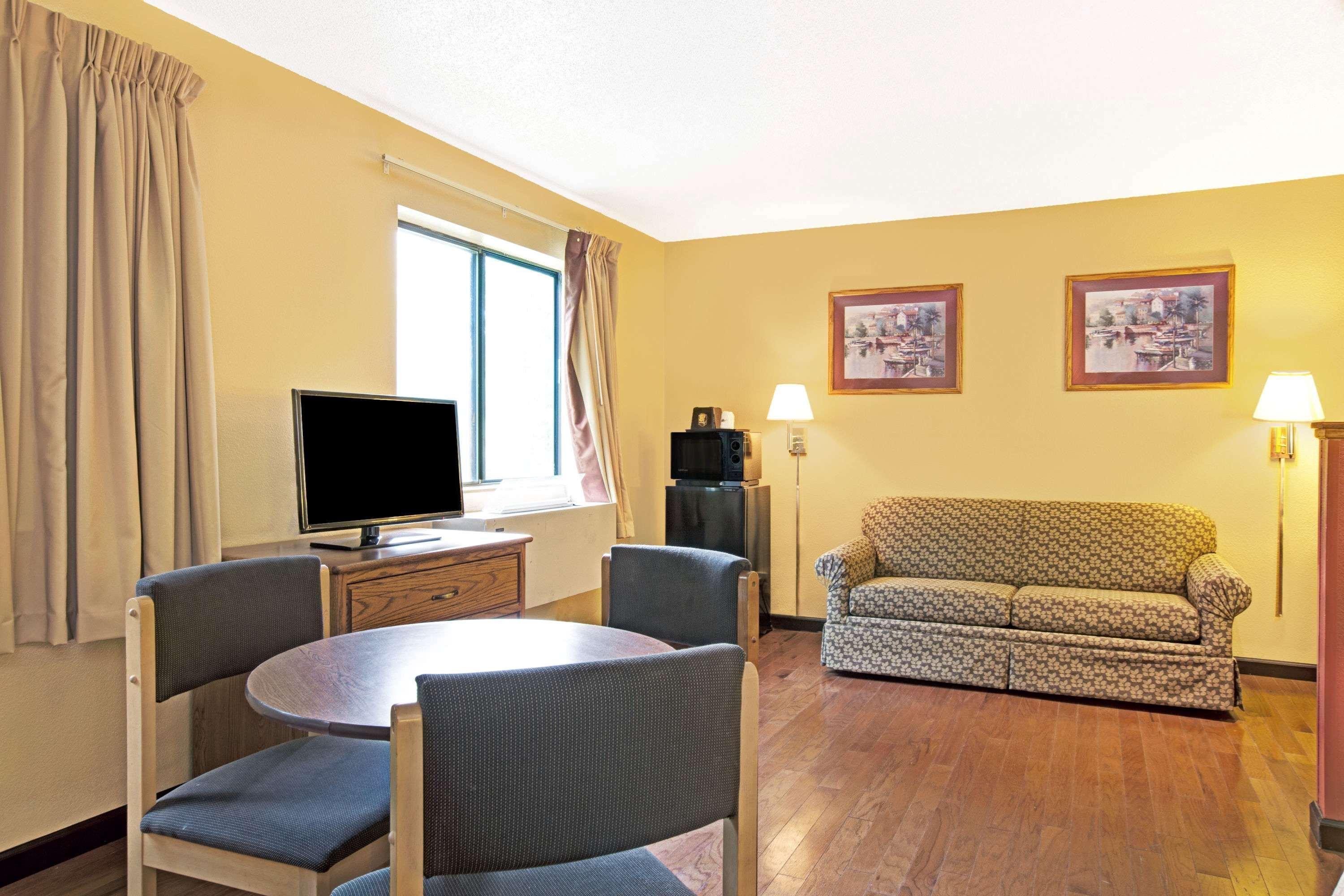Super 8 By Wyndham Baltimore/Essex Area Exterior foto